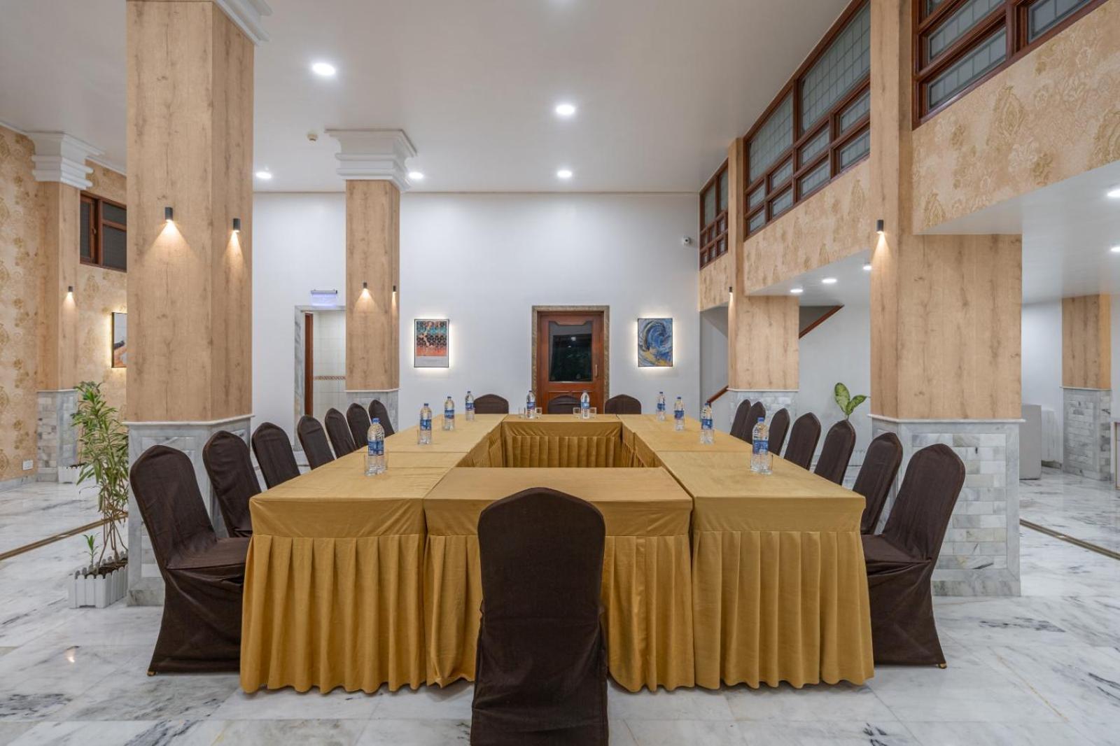 Hotel Apex Сурат Екстер'єр фото