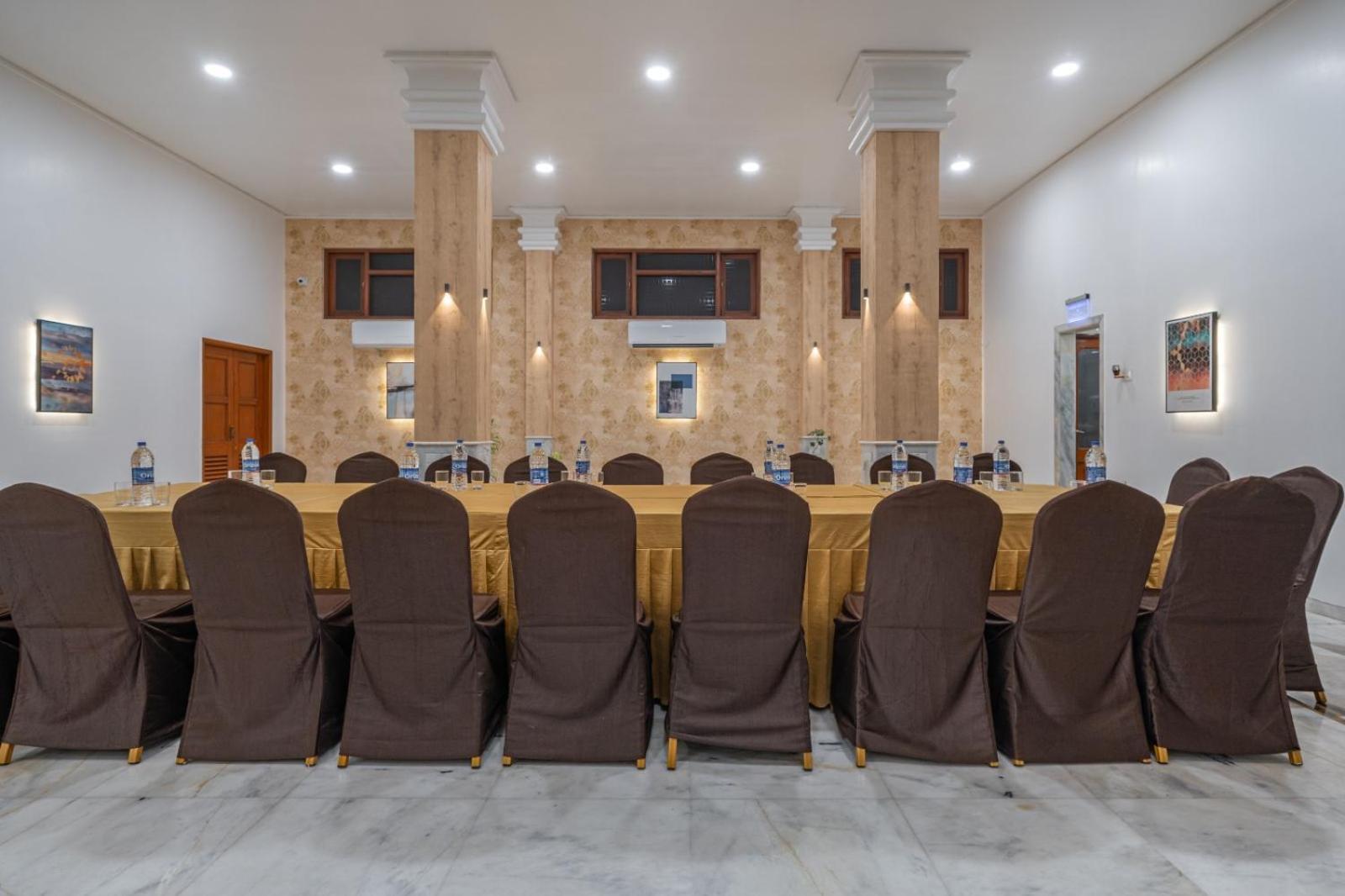 Hotel Apex Сурат Екстер'єр фото