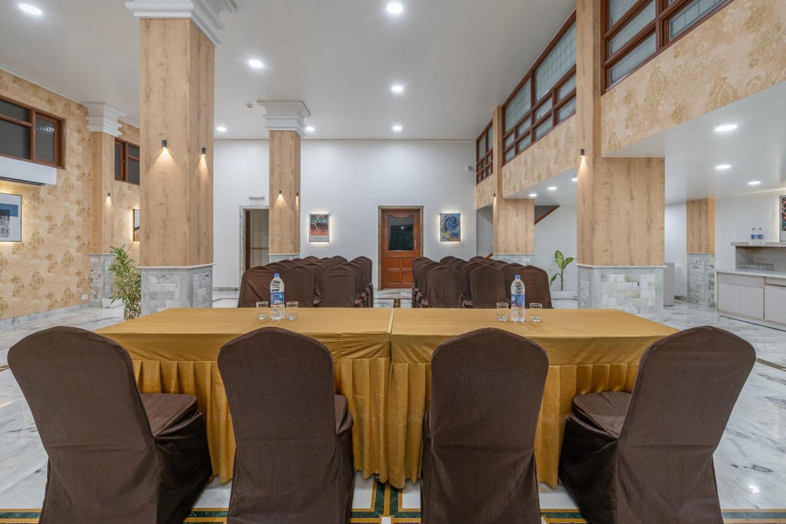 Hotel Apex Сурат Екстер'єр фото