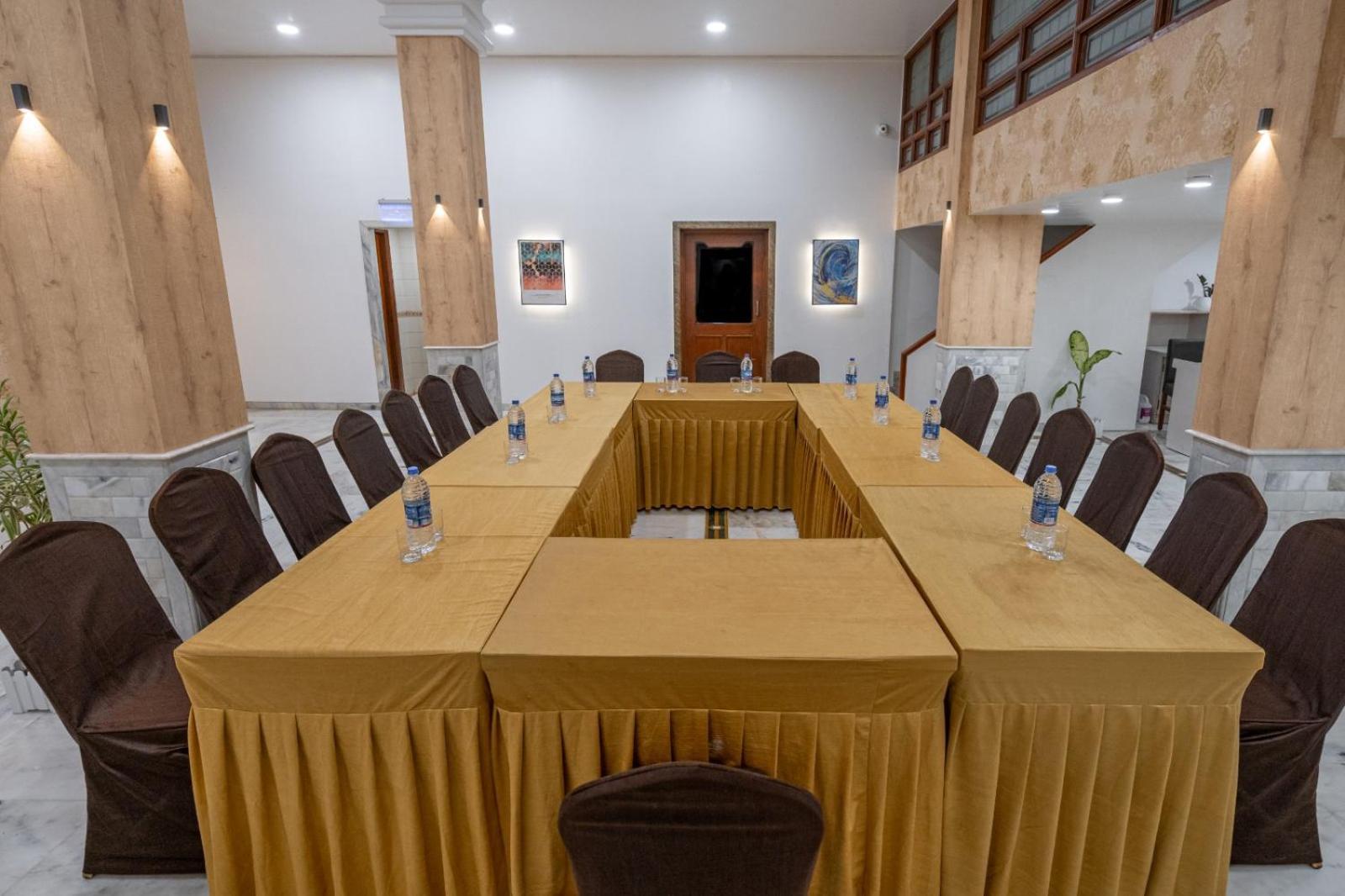 Hotel Apex Сурат Екстер'єр фото