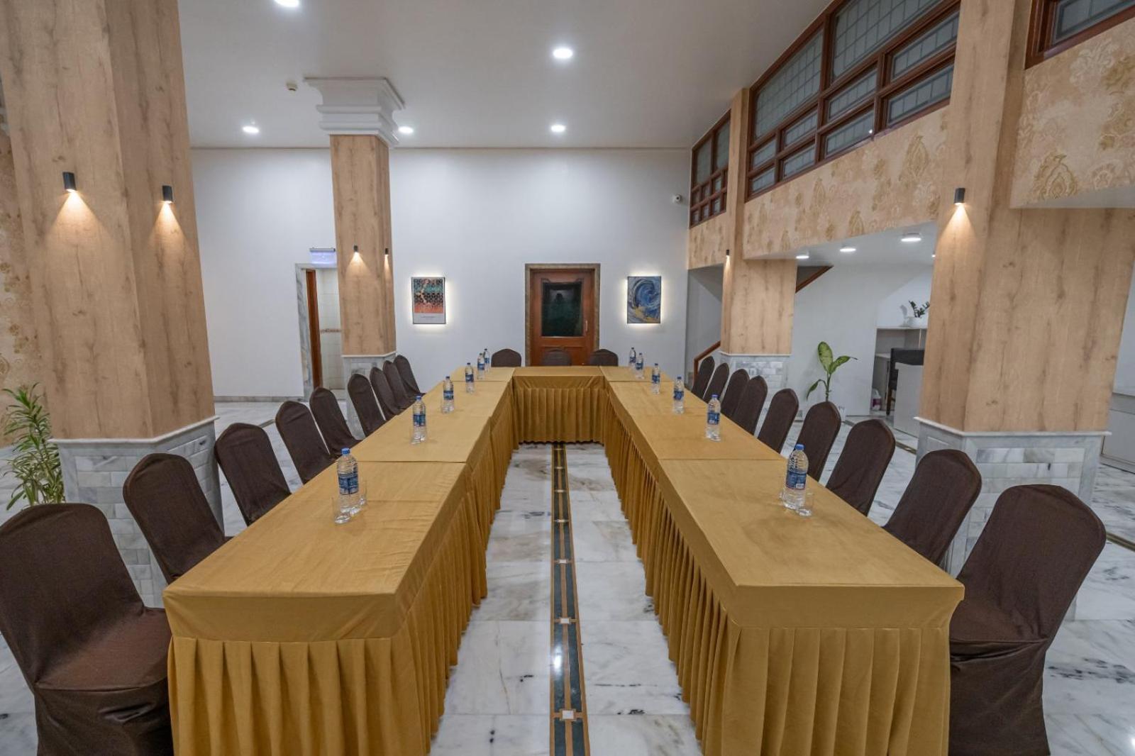 Hotel Apex Сурат Екстер'єр фото