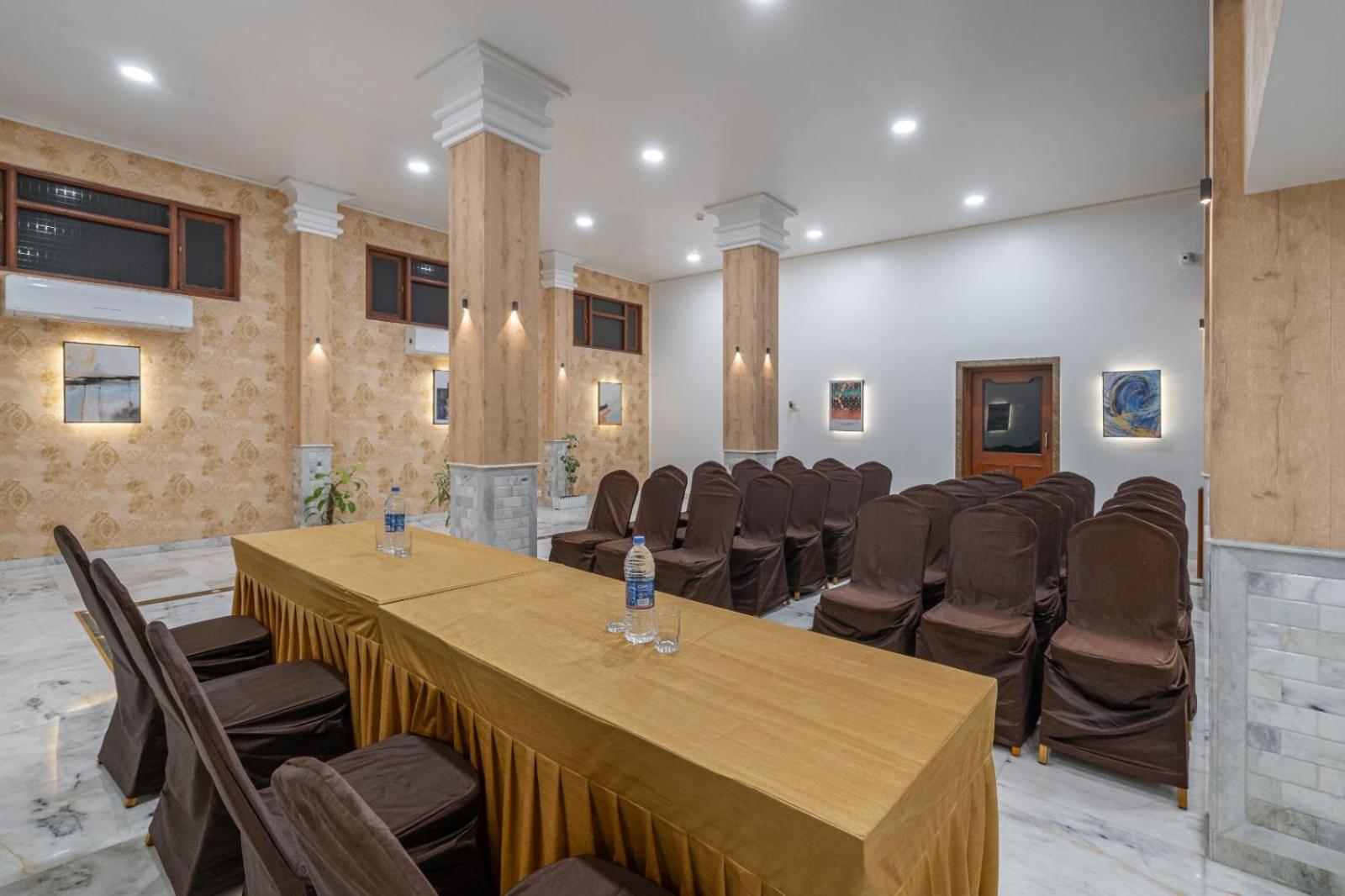 Hotel Apex Сурат Екстер'єр фото