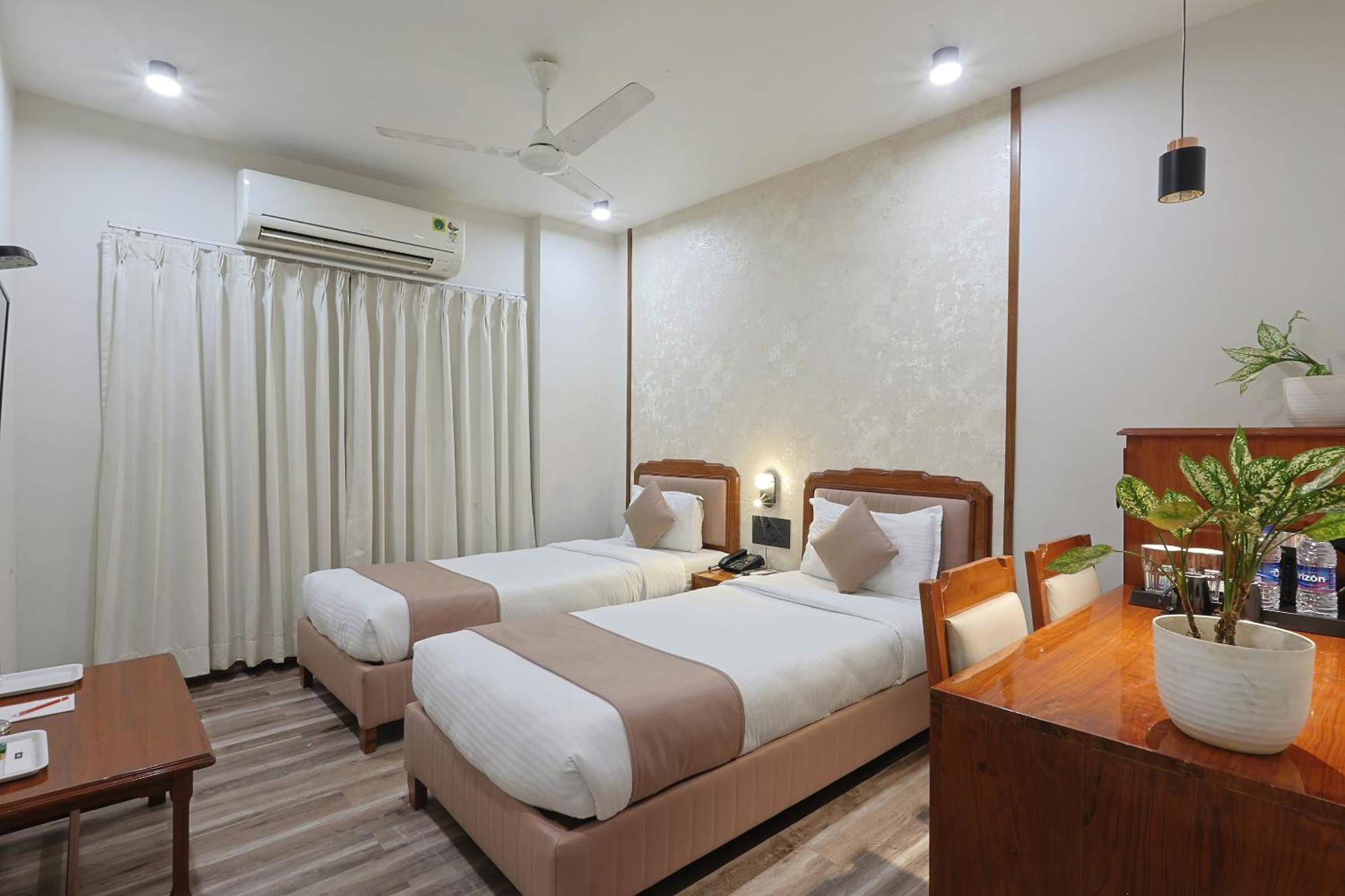Hotel Apex Сурат Екстер'єр фото