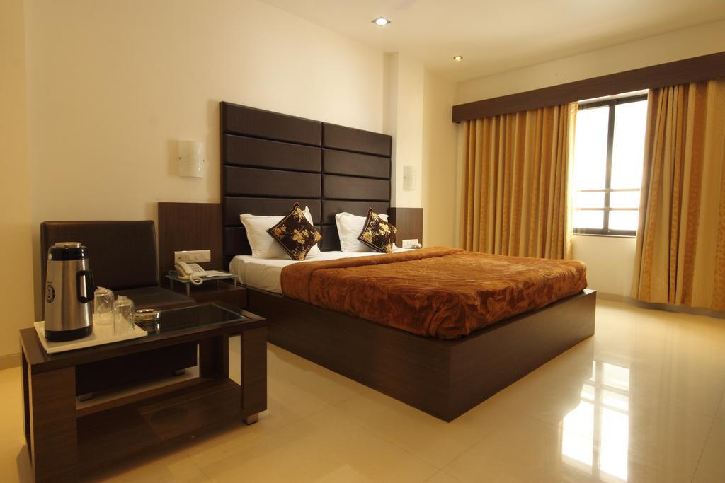 Hotel Apex Сурат Номер фото
