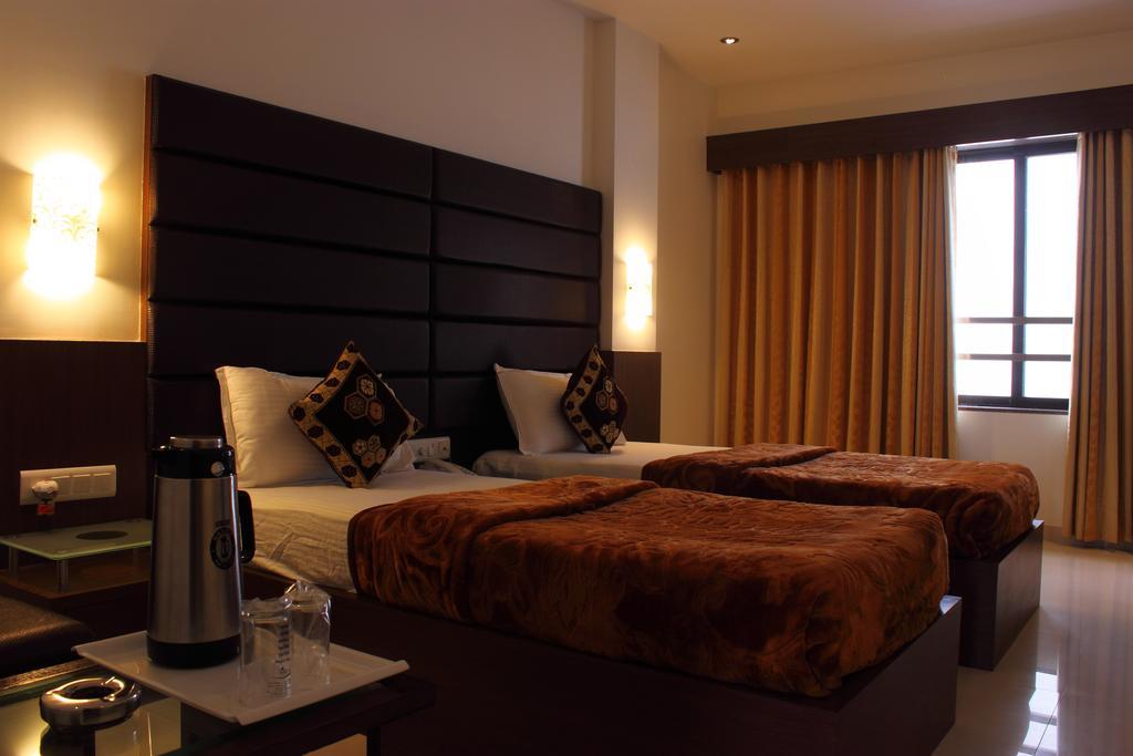 Hotel Apex Сурат Екстер'єр фото