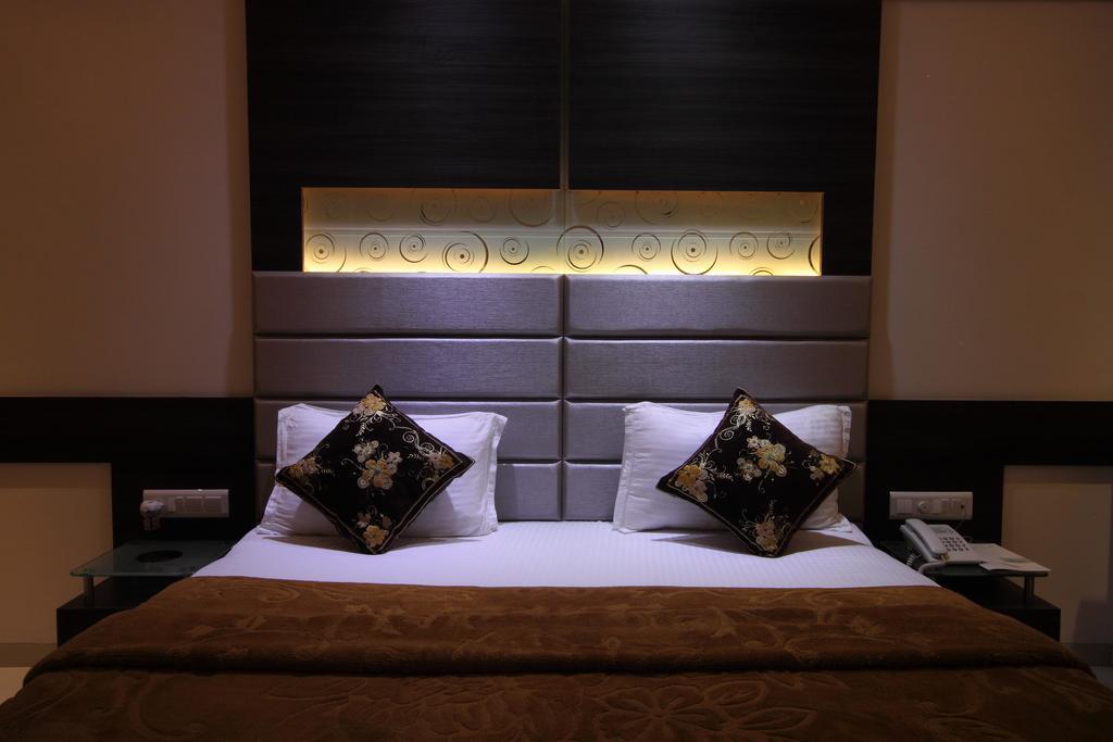 Hotel Apex Сурат Номер фото