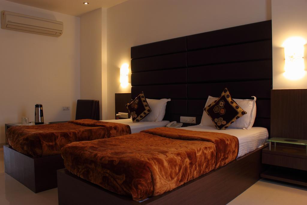 Hotel Apex Сурат Екстер'єр фото