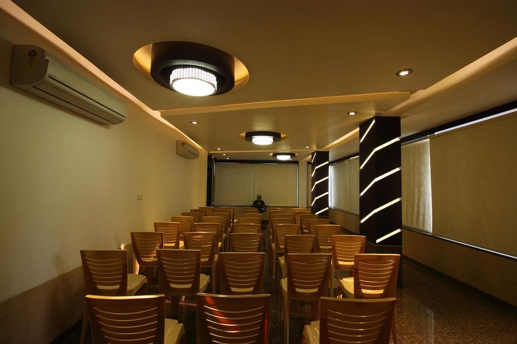 Hotel Apex Сурат Екстер'єр фото