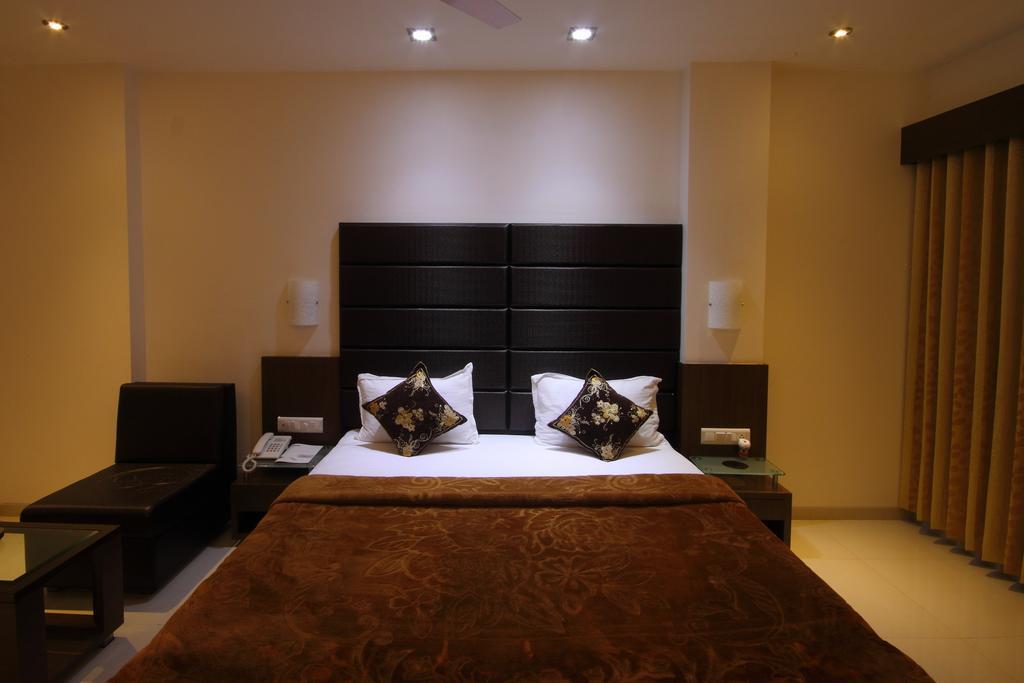 Hotel Apex Сурат Номер фото